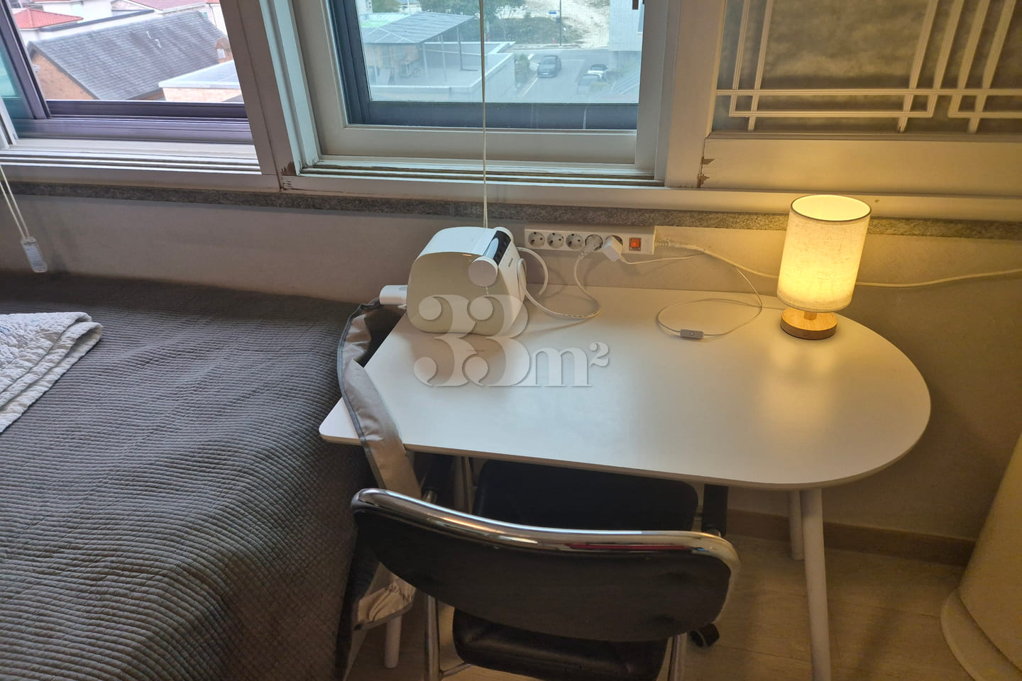Pet-friendly, ceiling fan, queen-size bed, bi 4th image