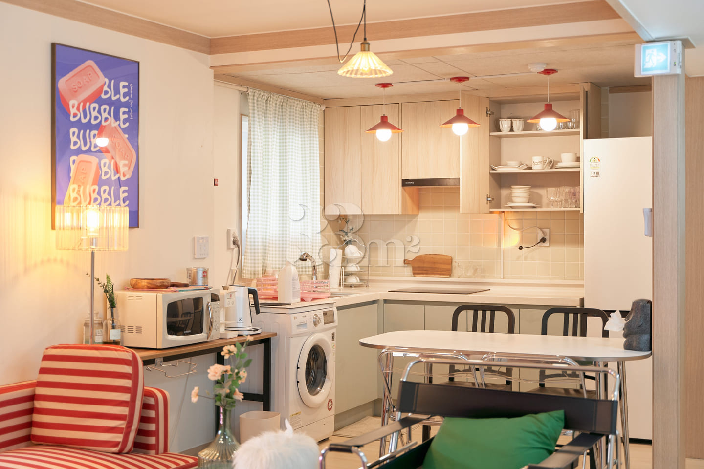 3 Bedrooms / 2 Bathrooms / Parking / Convenie 3th image