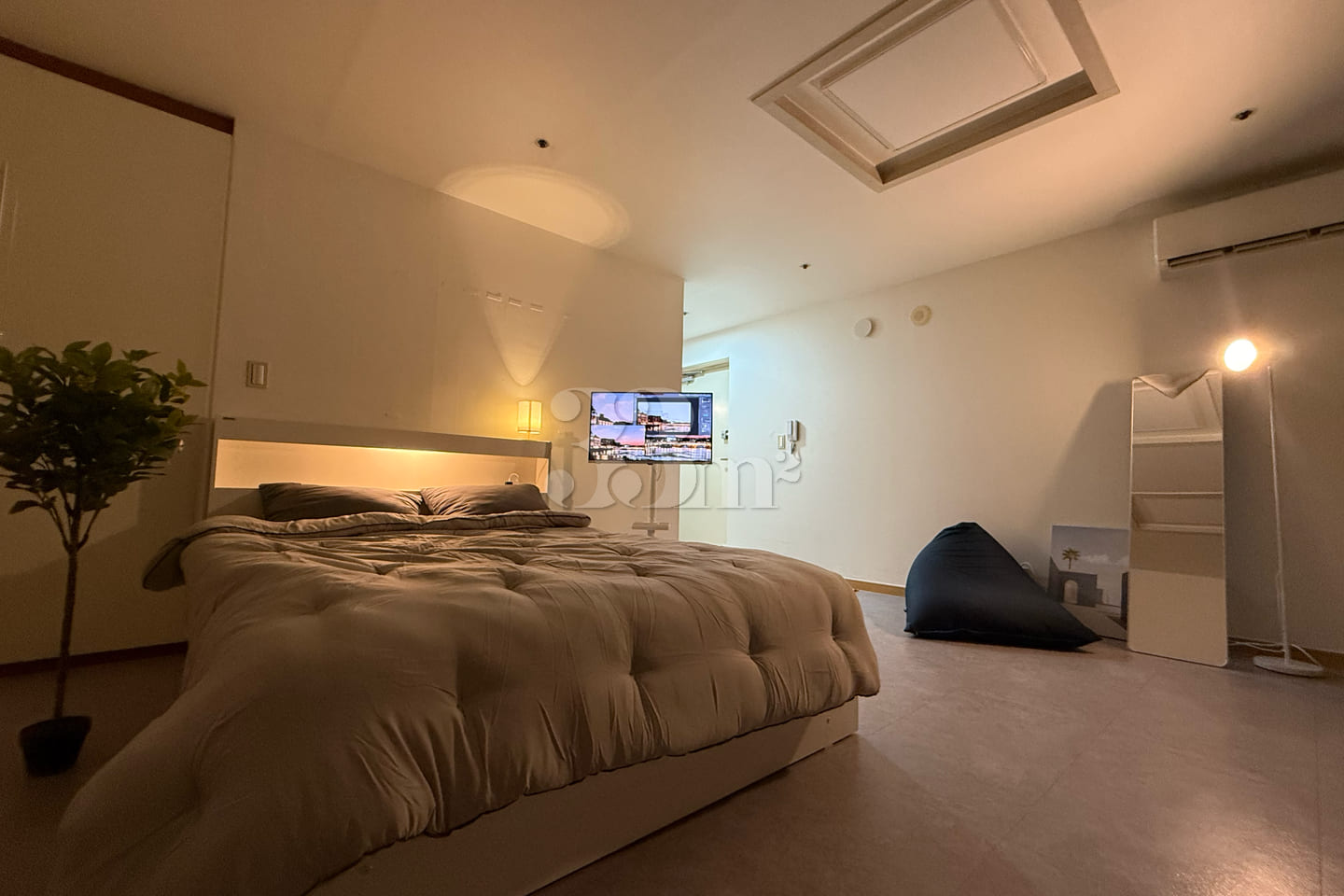 Large room with a balcony, 1 minute from Hong 1th image