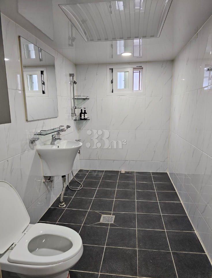 A lovely, well-appointed home 15th image