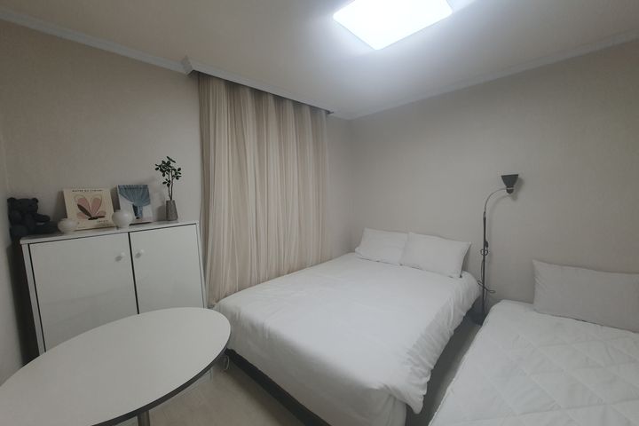 Should I also live in Haebangchon, a popular  4th image