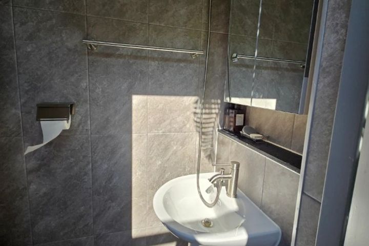 Room 405 19th image