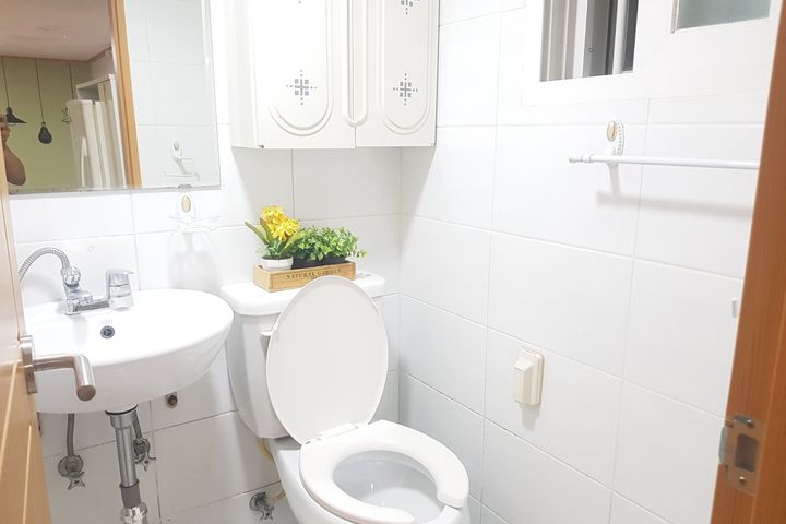 Room 201 5th image