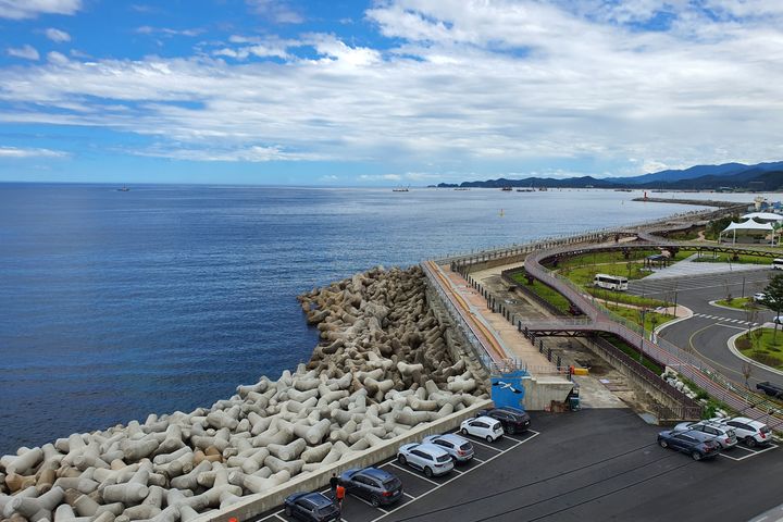 Sunrise Ocean View Apartment 8th image