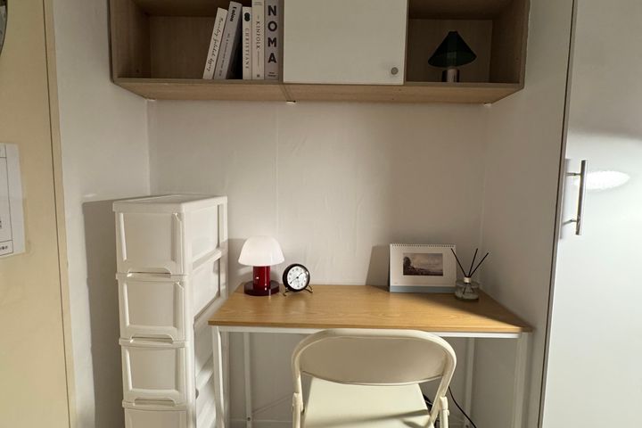Mini-room with an interior-facing window and  3th image