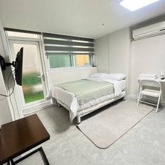 베란다가 있는 원룸 방 이미지