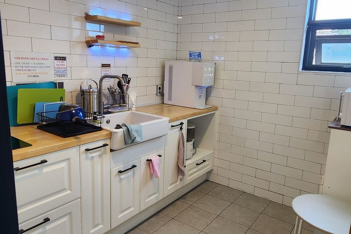 Pleasant outer and inner architraves 10th image