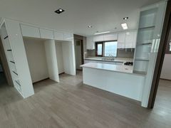 A clean house with a good view. 2th image