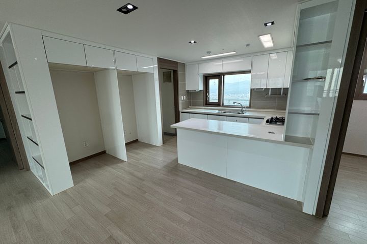 A clean house with a good view. 2th image