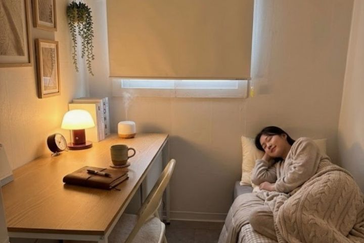 Mini-room with an exterior window and good ve 12th image