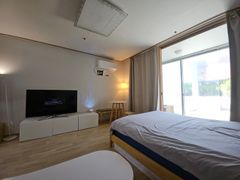 5 minutes from Gasan Station. Room with a ter 10th image