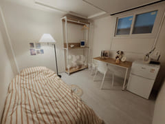 Room 403 4th image