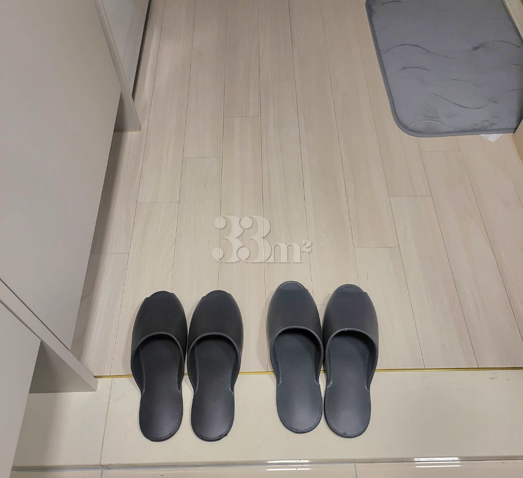 New studio apartment in a prime location righ 13th image