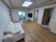 Spacious and affordable room B 0th image