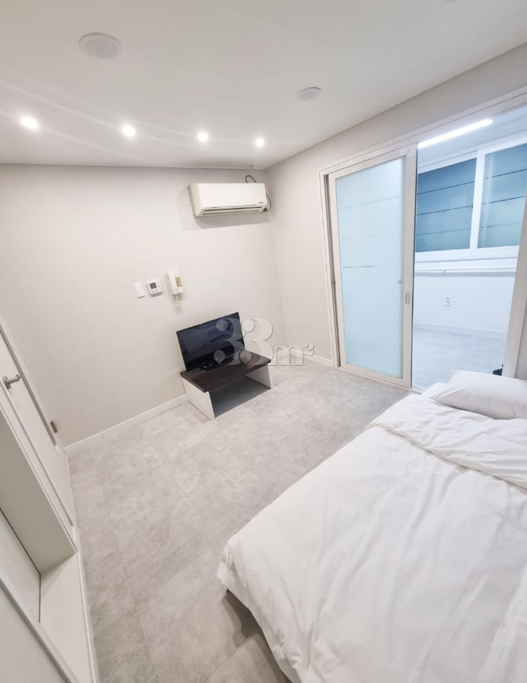 Remodeled, fully furnished H31 1th image