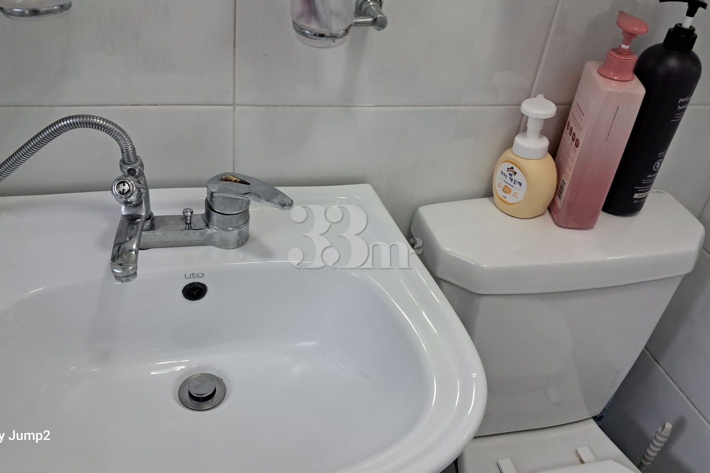 A clean house near Starbucks. 9th image