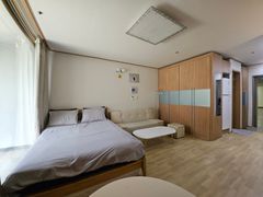 5 minutes from Gasan Station. Room with a ter 11th image