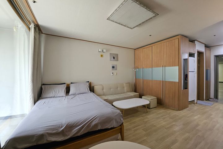 5 minutes from Gasan Station. Room with a ter 11th image