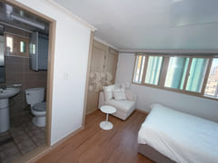 Studio apartment a 1-minute walk from Sajik S 9th image