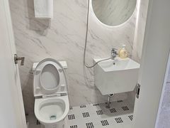 32 rooms with a clean remodel 6th image