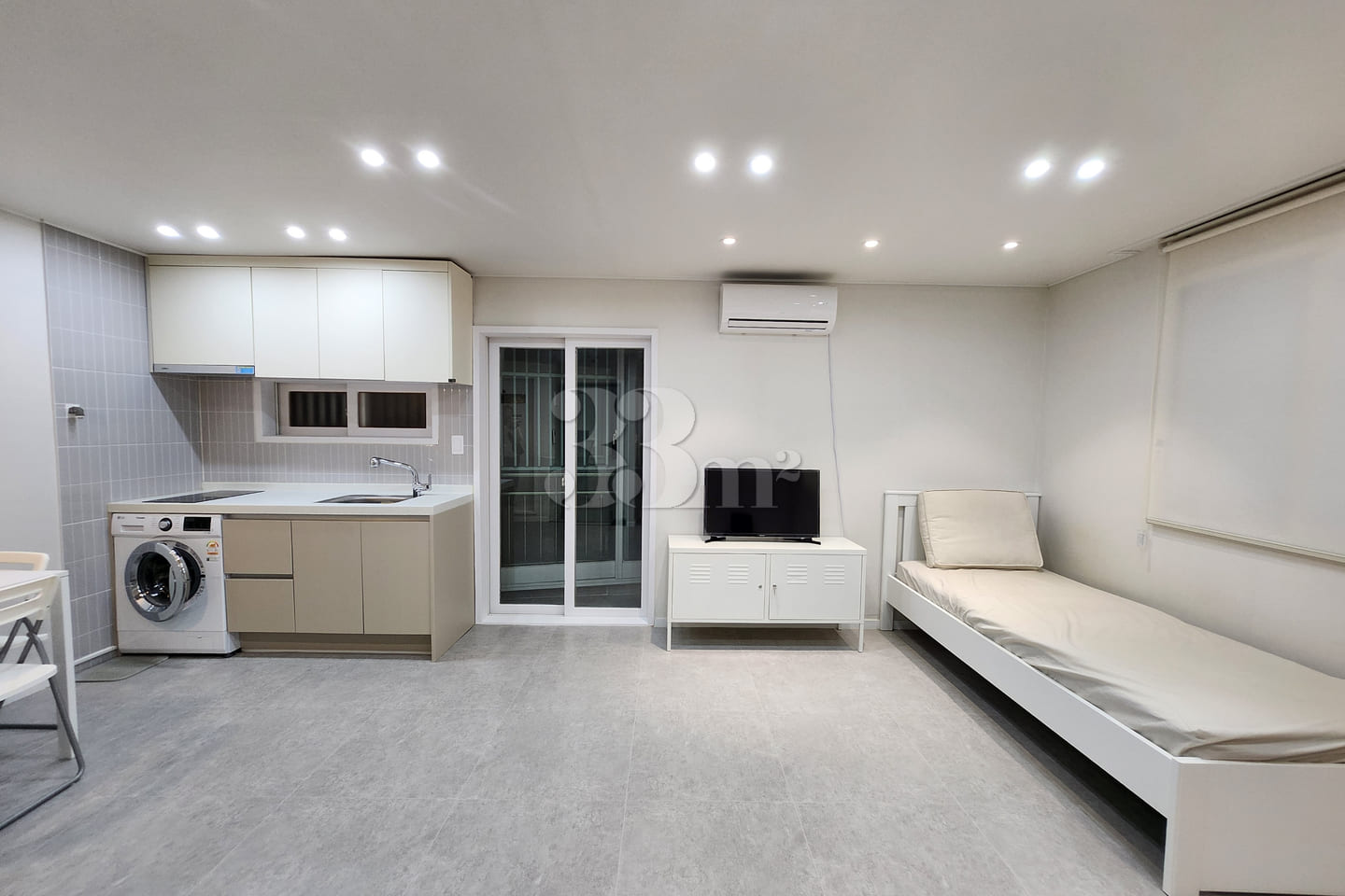 Bright, quiet, and spacious studio apartment 2th image
