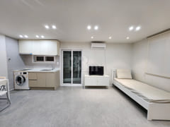 Bright, quiet, and spacious studio apartment 2th image