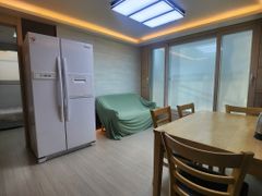 3-bedroom, 2-bathroom apartment near the subw 0th image