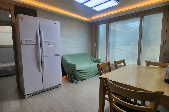 3-bedroom, 2-bathroom apartment near the subw 0th image