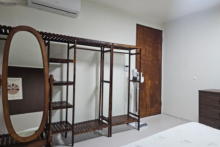 Guwol-gil Hospital Walnut Two-Room 4th image