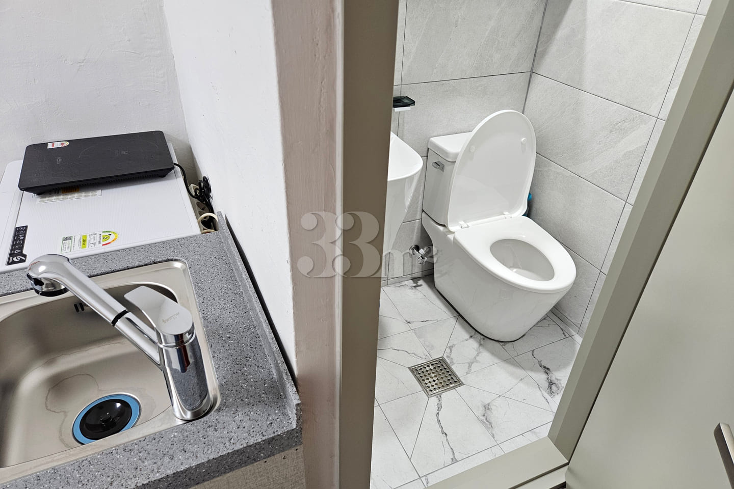 Clean studio apartment in a triple station ar 17th image