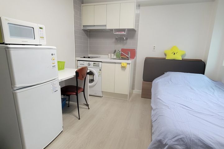 New studio apartment within walking distance 2th image