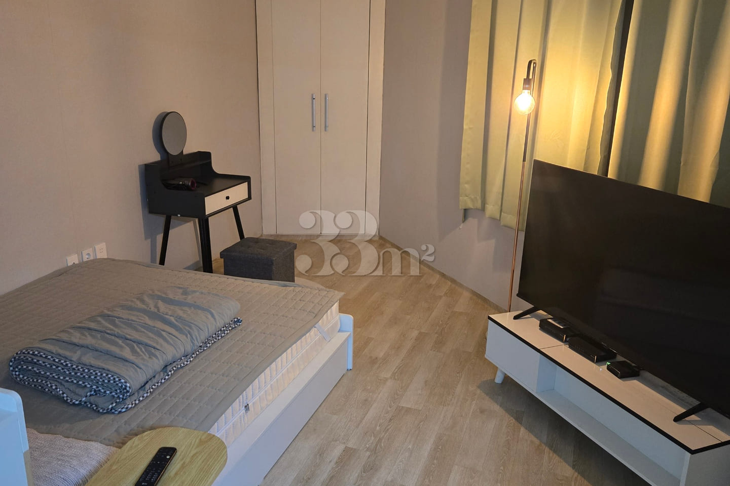 A clean room with good accessibility. 0th image