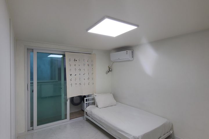 2 bedrooms, fully renovated, right next to th 1th image