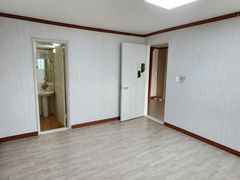 Spacious and Bright 32-Pyeong Home in Dongduc 5th image