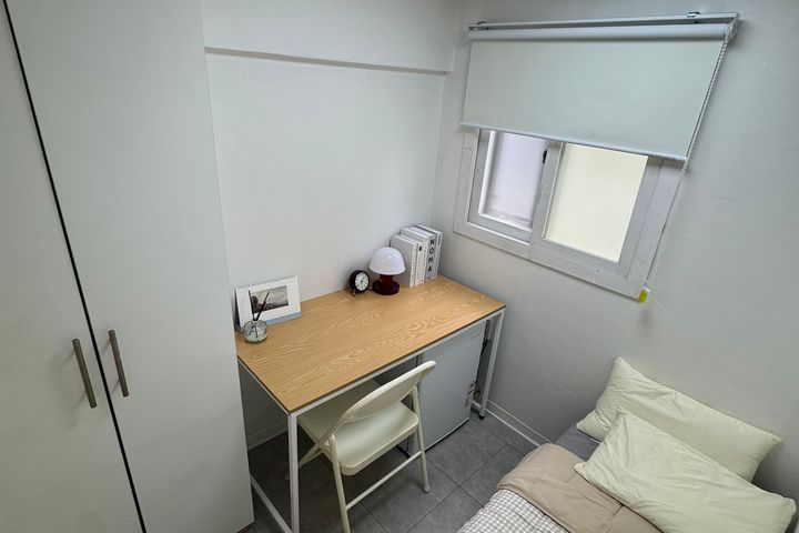 Mini-room with an exterior window and good ve 1th image