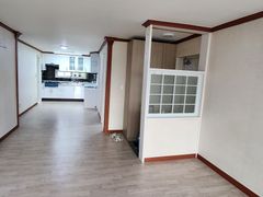 Spacious and Bright 32-Pyeong Home in Dongduc 3th image