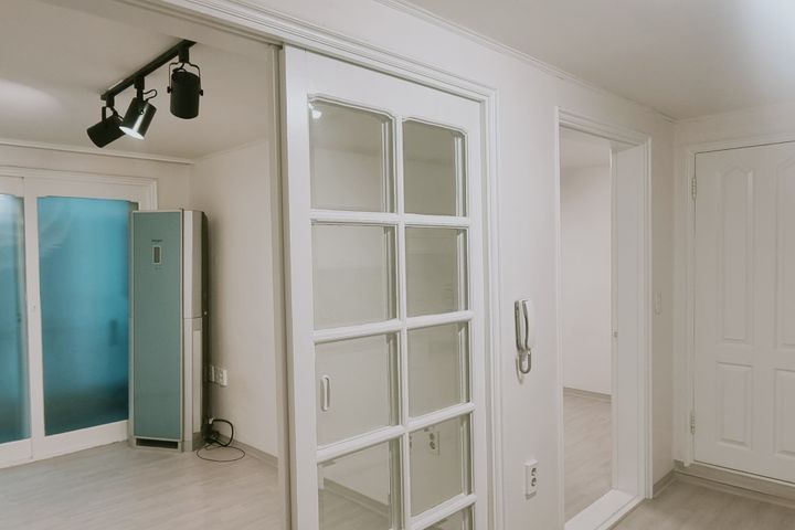 Cozy two-room apartment near Bangbae Station 2th image