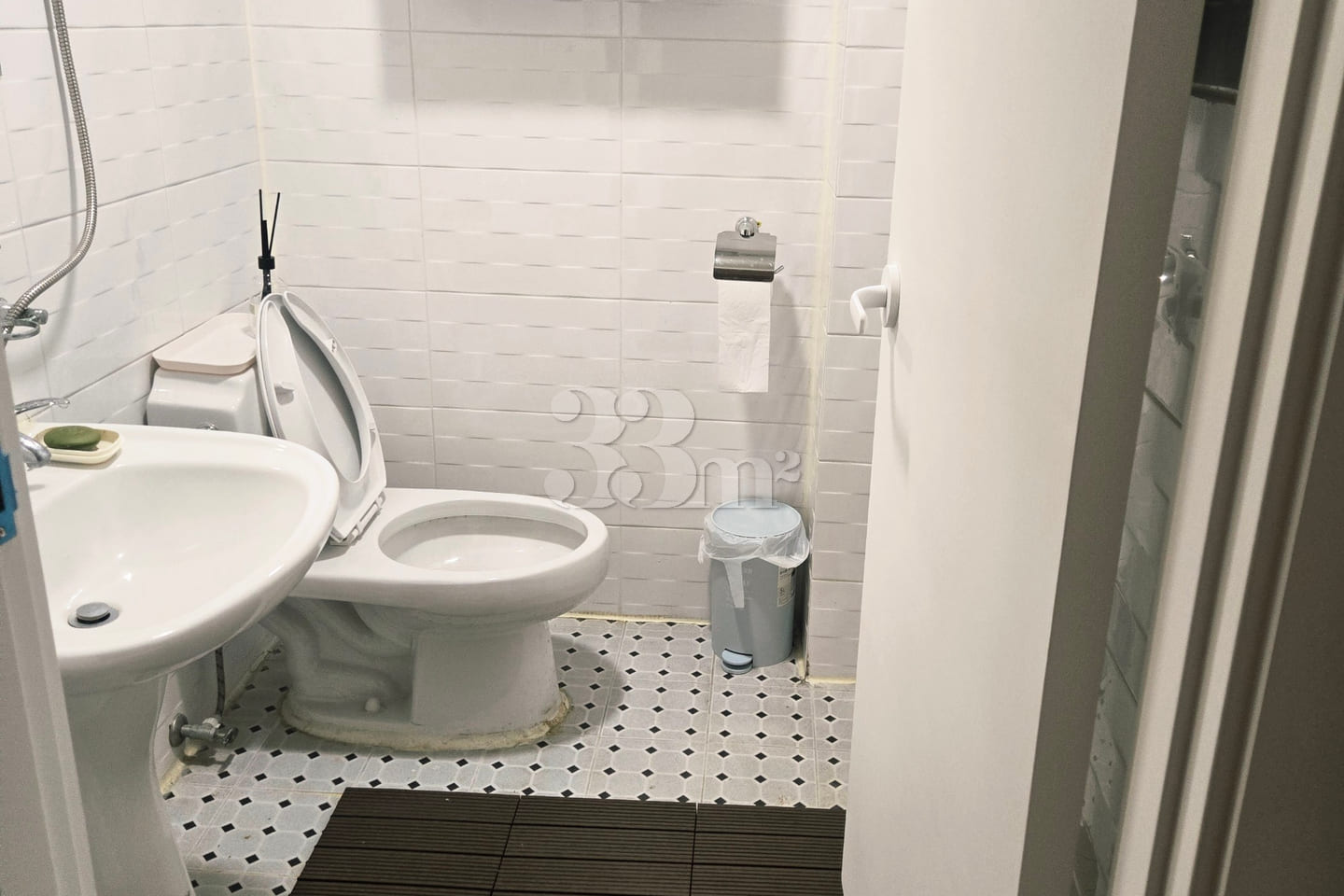 Spacious, pristine room (no noise from floors 18th image
