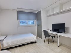 ❤️Discount on Sunny Studio Apartment in the R 4th image