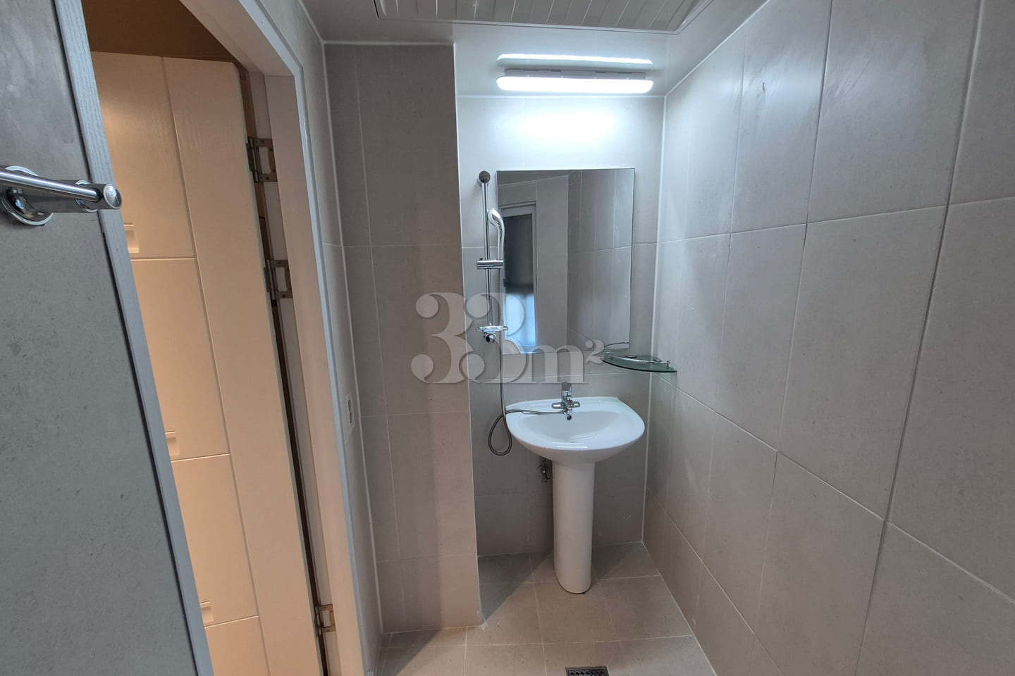 Cozy, fully furnished 'Two-Bay D' unit 7th image