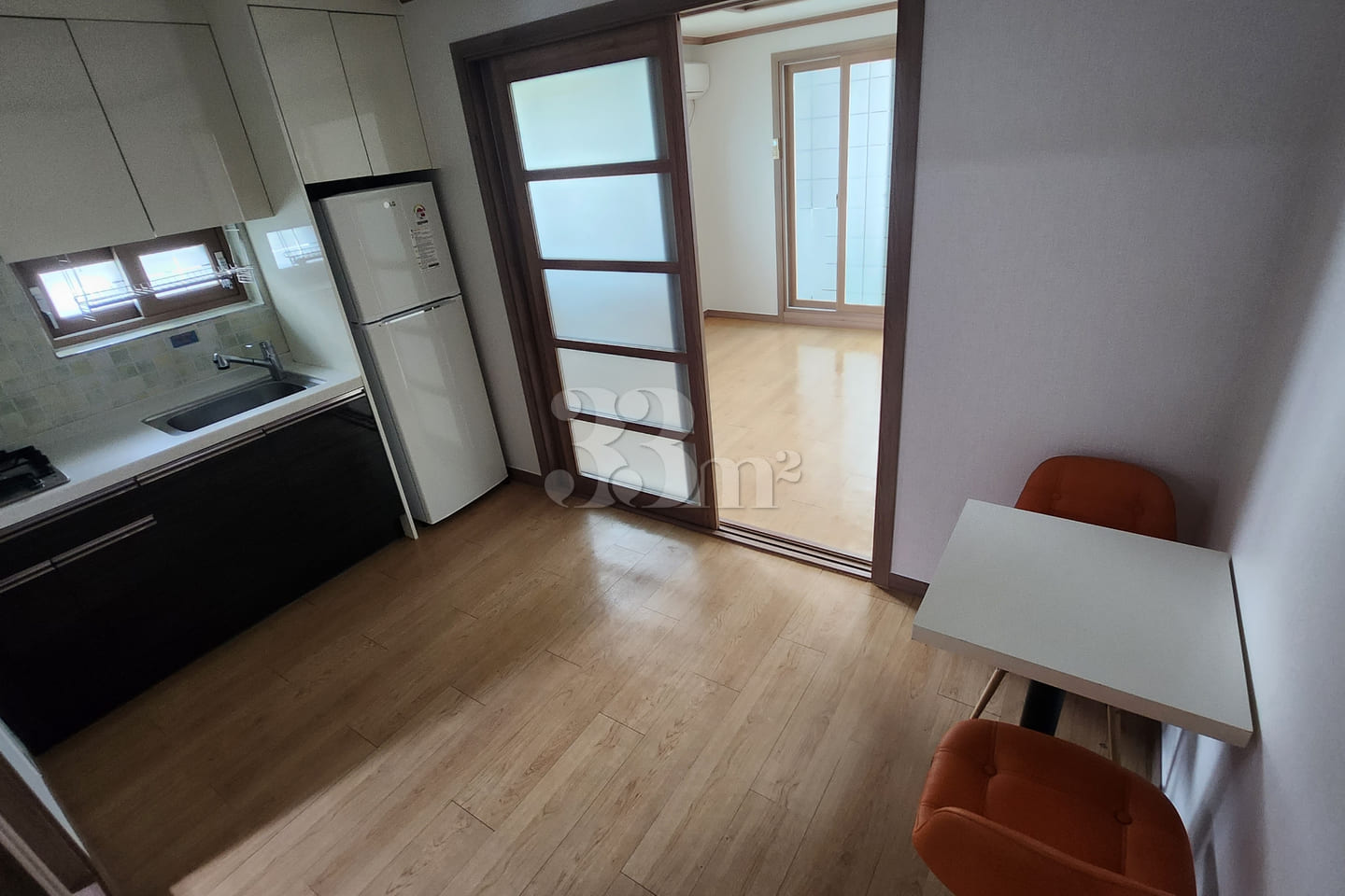 Spacious 1.5-room, quiet, free parking 2th image
