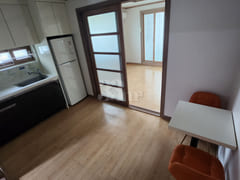 Spacious 1.5-room, quiet, free parking 2th image