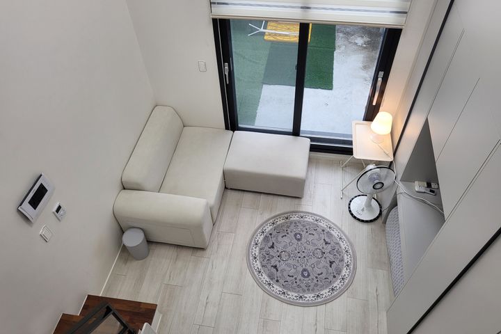Duplex-style room with a terrace 1th image
