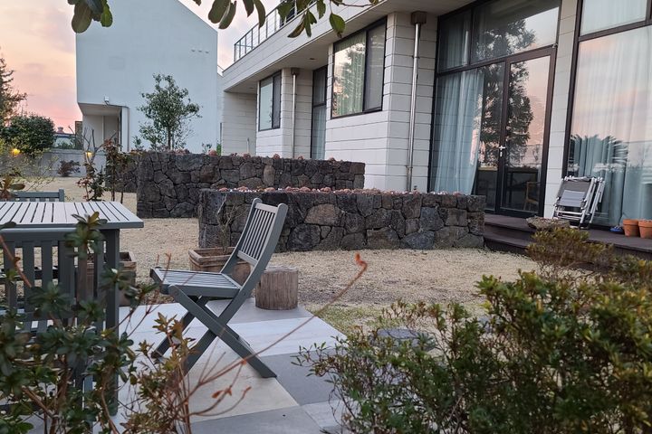 Wimi/Courtyard View Duplex Studio #2 9th image