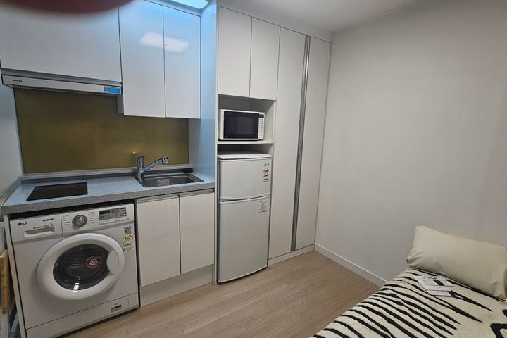 A charming, fully furnished home 6th image