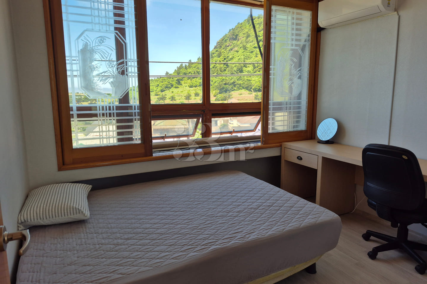 Fully furnished, west-facing, 4-bedroom unit 7th image