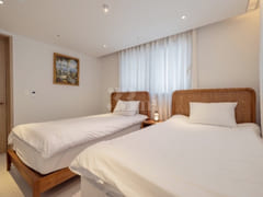 2nd floor, 4 people, 4 beds, 2 bathrooms 1th image
