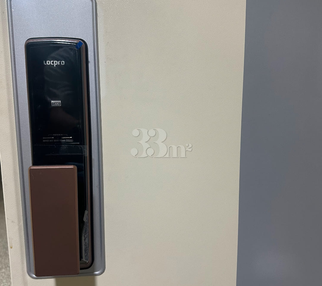 Clean, fully furnished room B in front of Bye 9th image