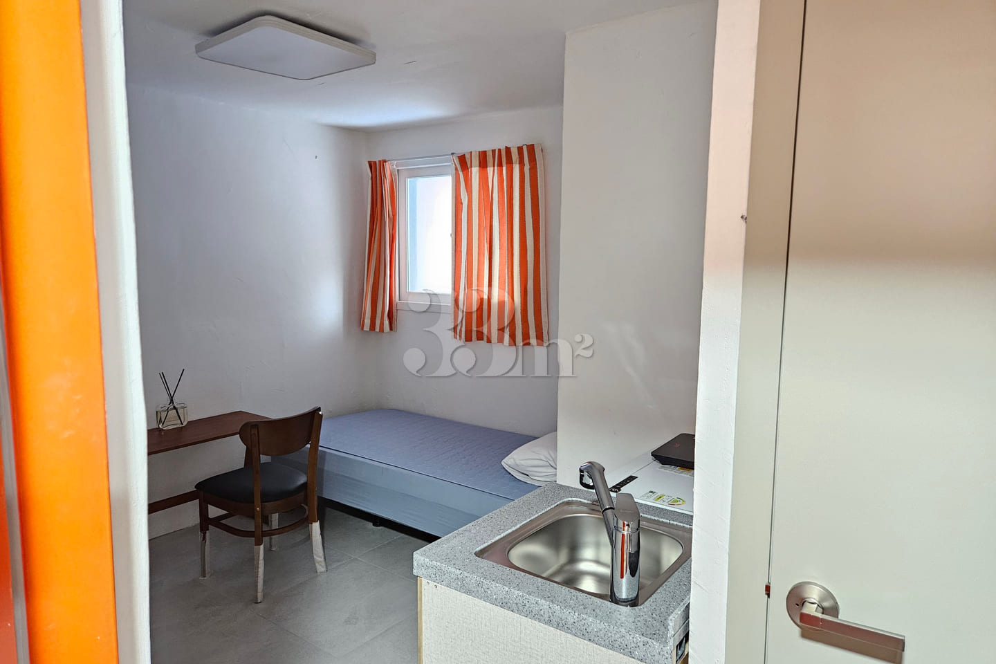 Clean studio apartment in a triple station ar 3th image