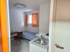 Clean studio apartment in a triple station ar 3th image